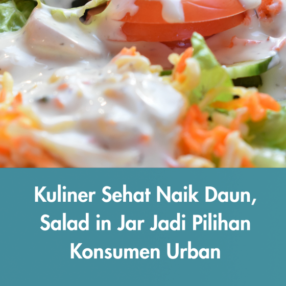 UMKM salad in jar dengan lapisan sayur berwarna-warni dan topping sehat, siap dijual untuk konsumen urban di kota besar