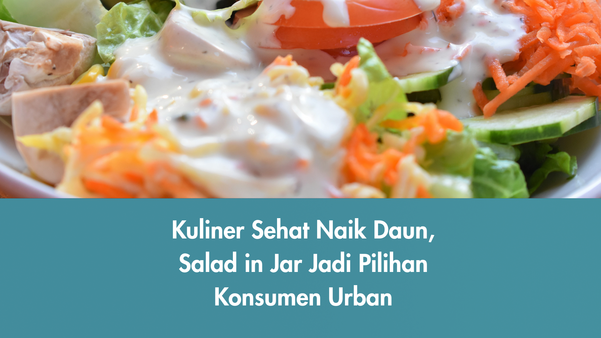 UMKM salad in jar dengan lapisan sayur berwarna-warni dan topping sehat, siap dijual untuk konsumen urban di kota besar